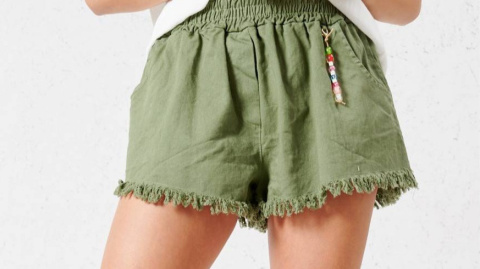 Spodenki jeansowe bawełniane z przywieszką khaki